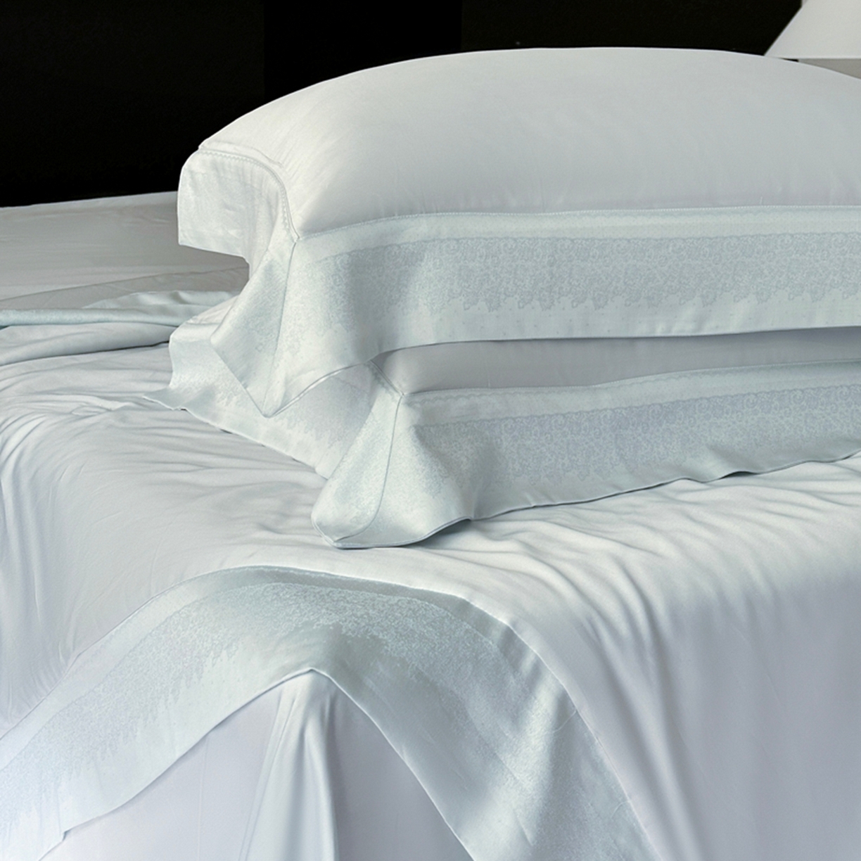 91家纺网 家纺一手货源 找家纺 娇逸家居 2026新款60天丝素色金丝提花拼边款夏被夏凉被空调被四件套-芙莉 汐蓝