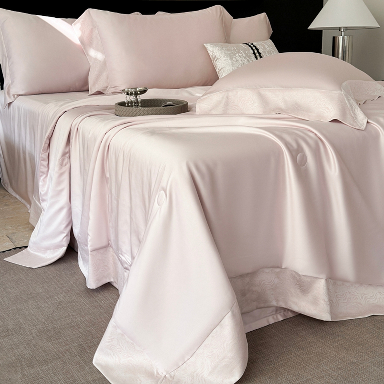 91家纺网 家纺一手货源 找家纺 娇逸家居 2026新款60天丝素色金丝提花拼边款夏被夏凉被空调被四件套-芙莉 仙粉