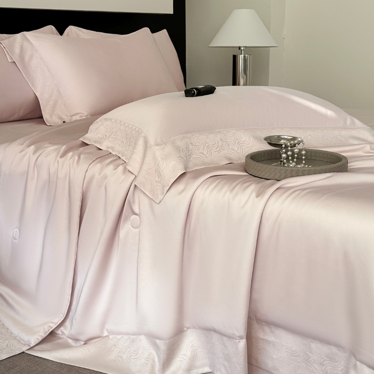 91家纺网 家纺一手货源 找家纺 娇逸家居 2026新款60天丝素色金丝提花拼边款夏被夏凉被空调被四件套-芙莉 仙粉