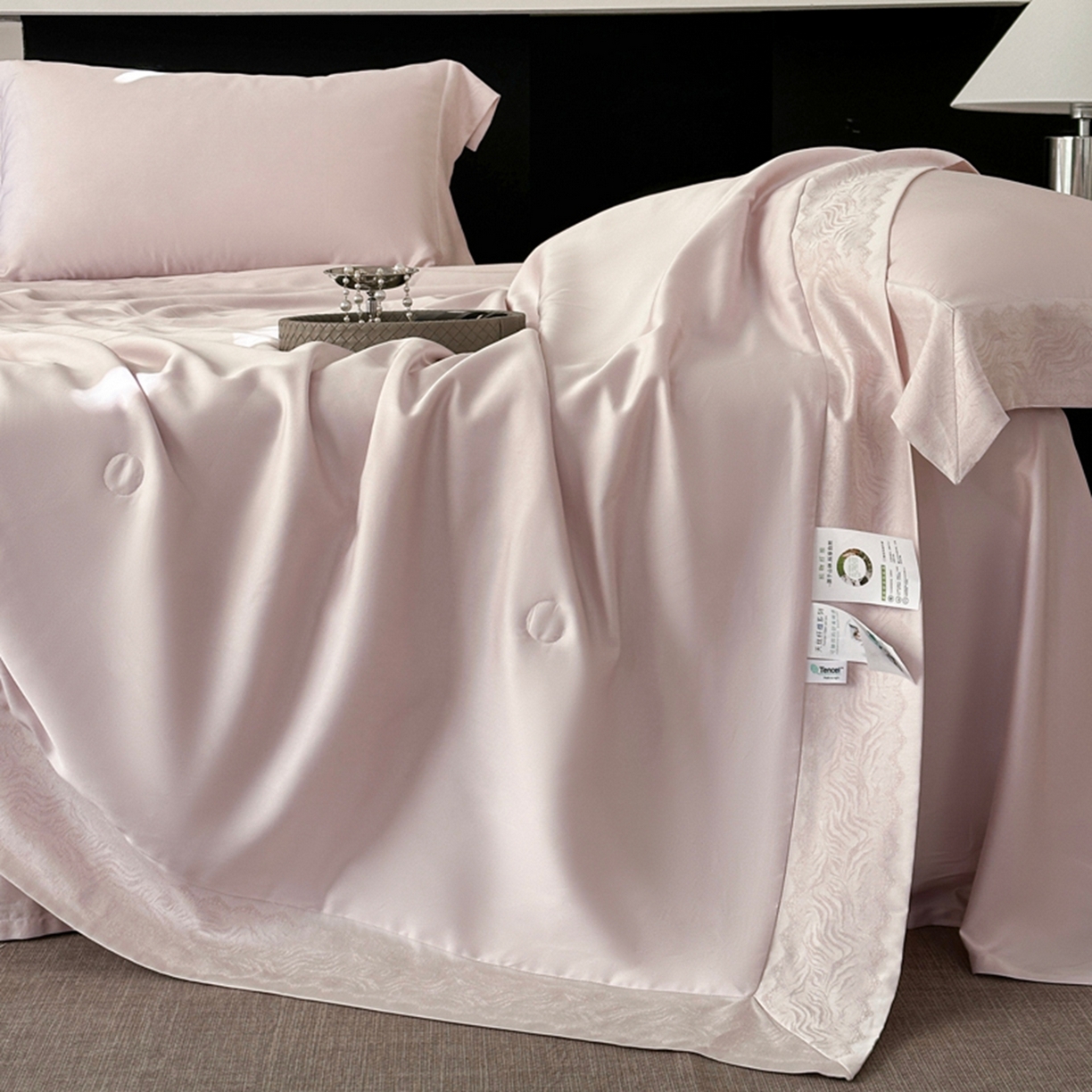 91家纺网 家纺一手货源 找家纺 娇逸家居 2026新款60天丝素色金丝提花拼边款夏被夏凉被空调被四件套-芙莉 仙粉