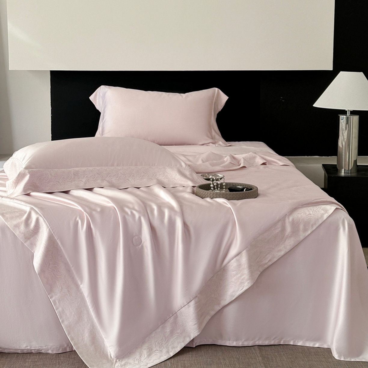 91家纺网 家纺一手货源 找家纺 娇逸家居 2026新款60天丝素色金丝提花拼边款夏被夏凉被空调被四件套-芙莉 仙粉