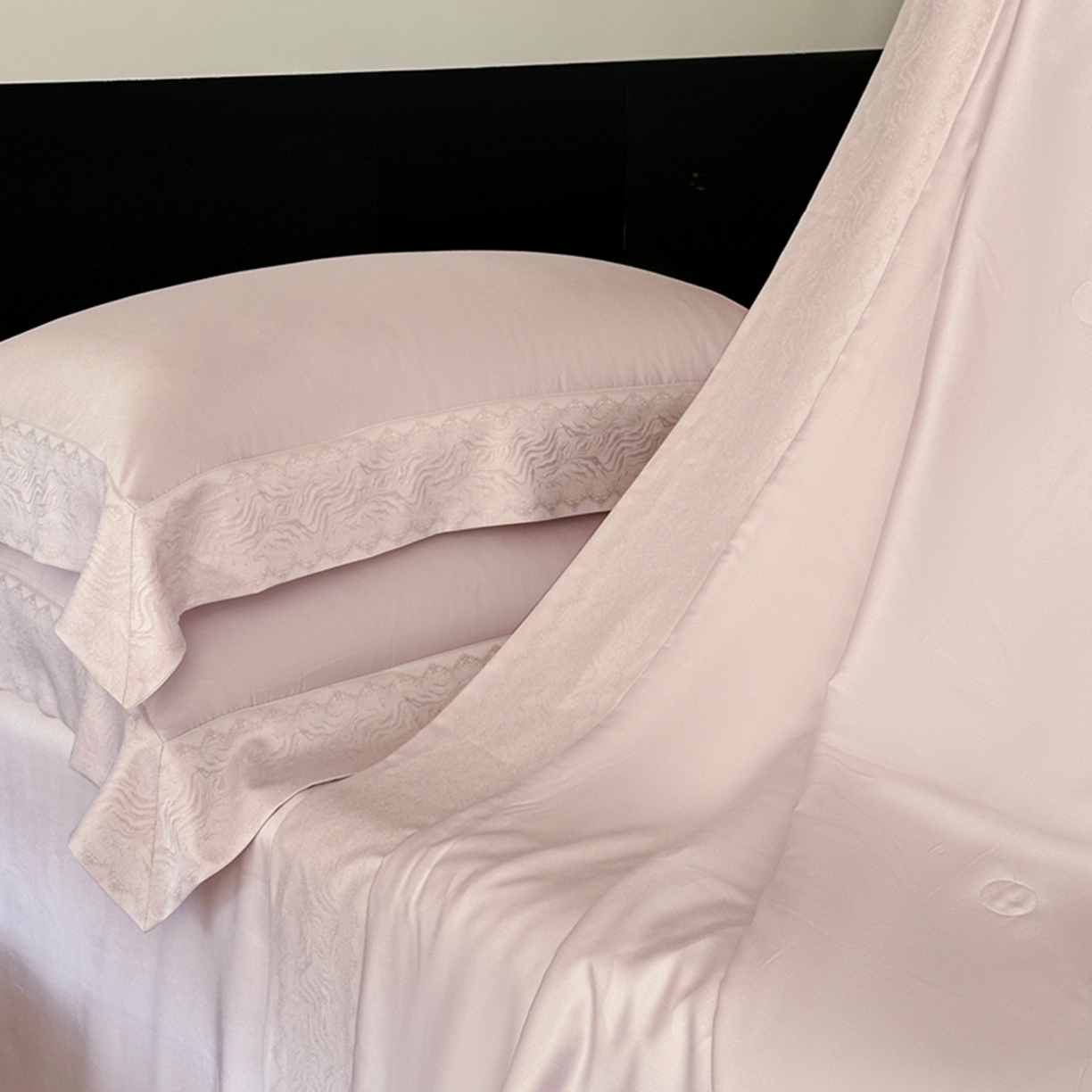 91家纺网 家纺一手货源 找家纺 娇逸家居 2026新款60天丝素色金丝提花拼边款夏被夏凉被空调被四件套-芙莉 仙粉