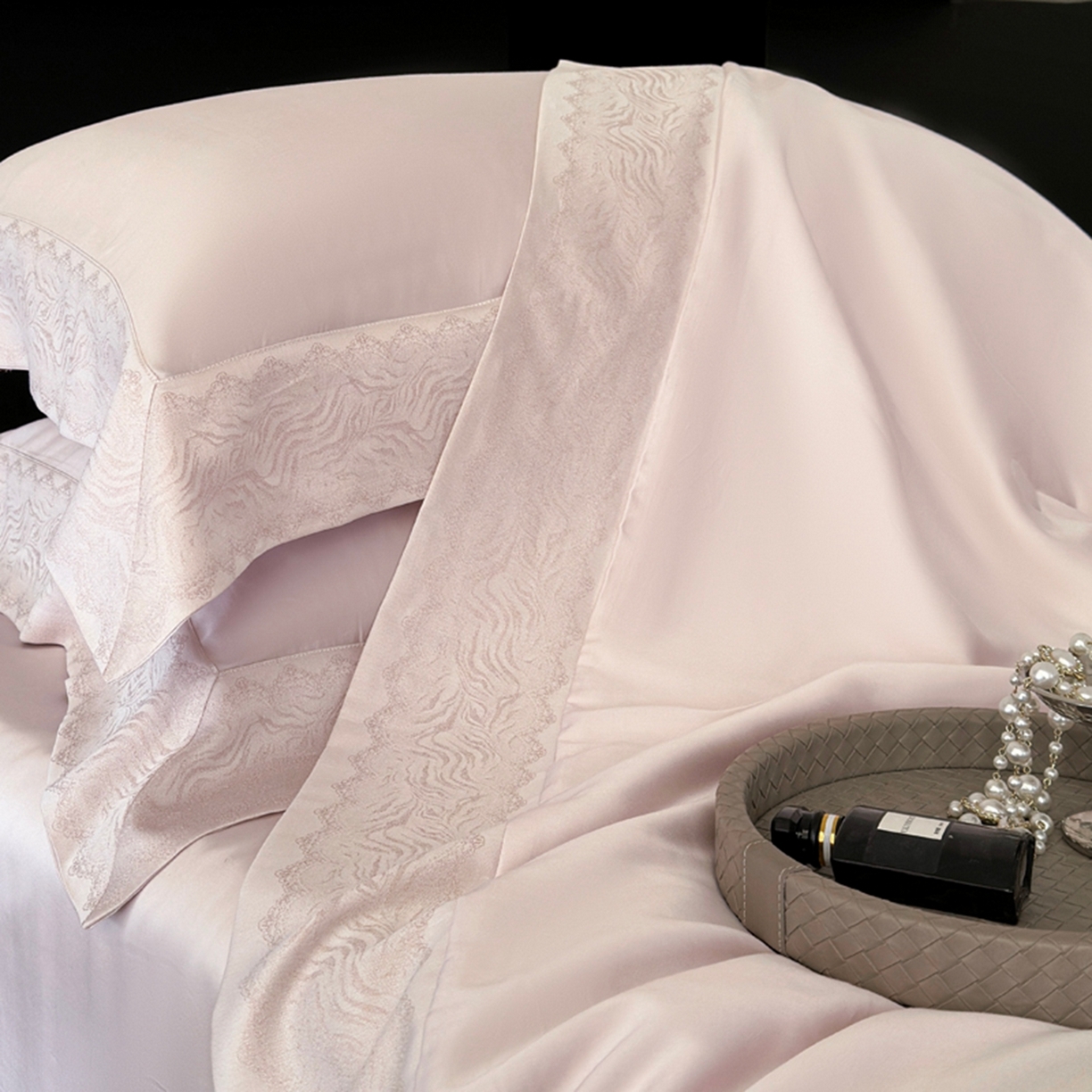 91家纺网 家纺一手货源 找家纺 娇逸家居 2026新款60天丝素色金丝提花拼边款夏被夏凉被空调被四件套-芙莉 仙粉