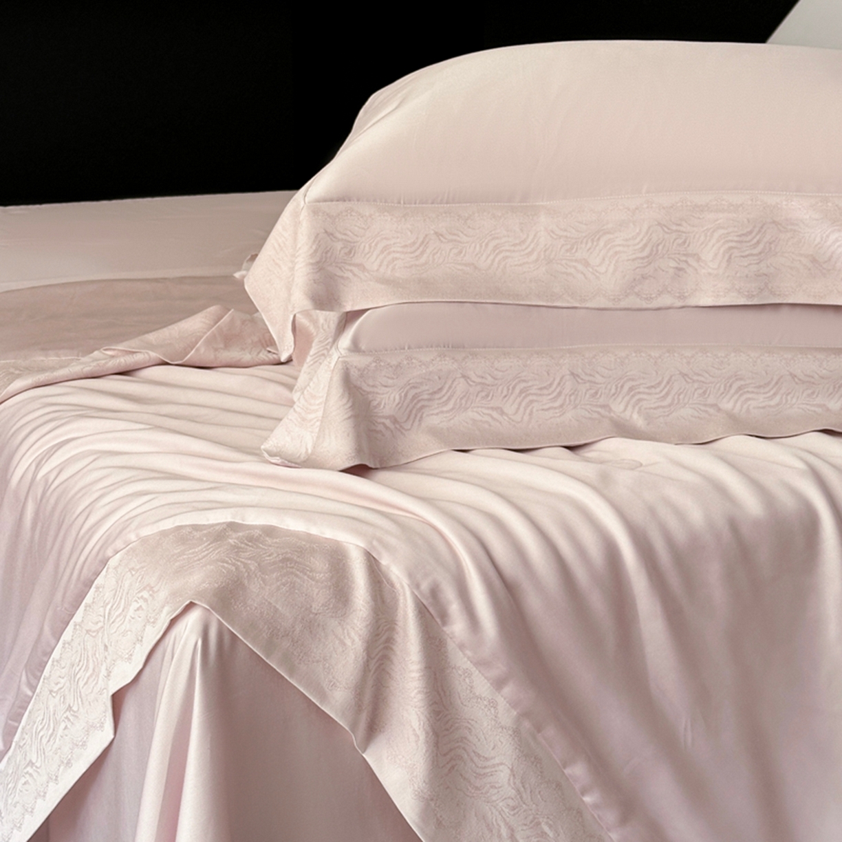 91家纺网 家纺一手货源 找家纺 娇逸家居 2026新款60天丝素色金丝提花拼边款夏被夏凉被空调被四件套-芙莉 仙粉