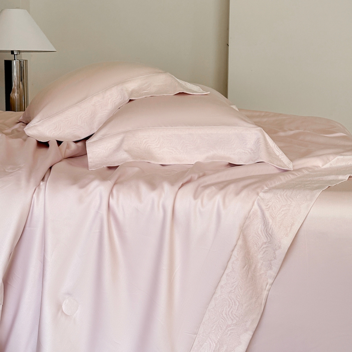 91家纺网 家纺一手货源 找家纺 娇逸家居 2026新款60天丝素色金丝提花拼边款夏被夏凉被空调被四件套-芙莉 仙粉