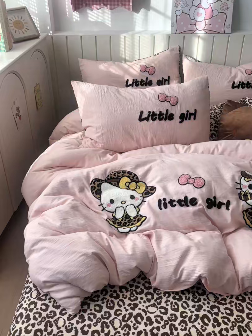 91家纺网 家纺一手货源 找家纺 欣宜家纺 2026新款云朵棉毛巾绣床上四件套卡通被套床单学生宿舍三件套 豹纹猫-粉