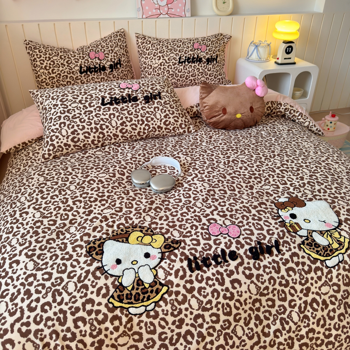 91家纺网 家纺一手货源 找家纺 欣宜家纺 2026新款云朵棉毛巾绣床上四件套卡通被套床单学生宿舍三件套 豹纹猫-咖