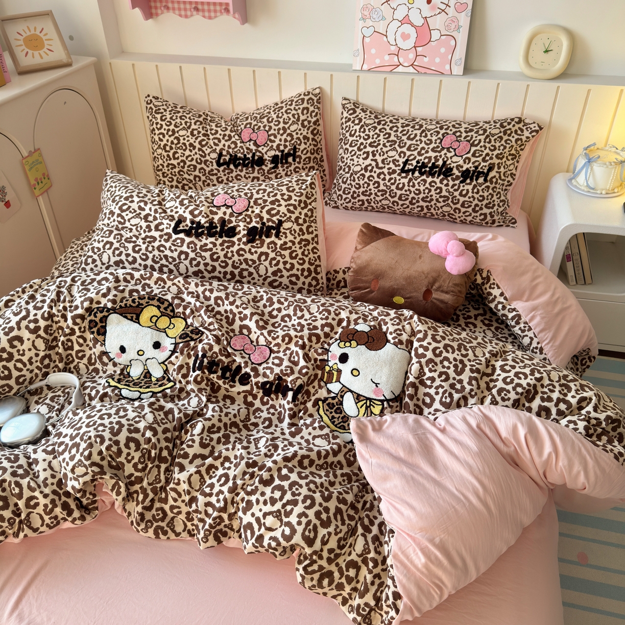 91家纺网 家纺一手货源 找家纺 欣宜家纺 2026新款云朵棉毛巾绣床上四件套卡通被套床单学生宿舍三件套 豹纹猫-咖