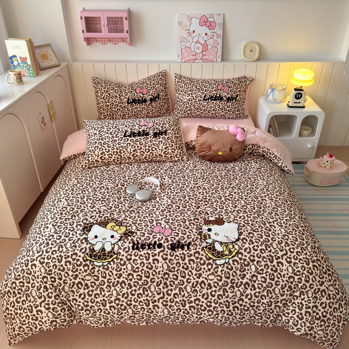 欣宜家纺 2026新款云朵棉毛巾绣床上四件套卡通被套床单学生宿舍三件套 豹纹猫-咖