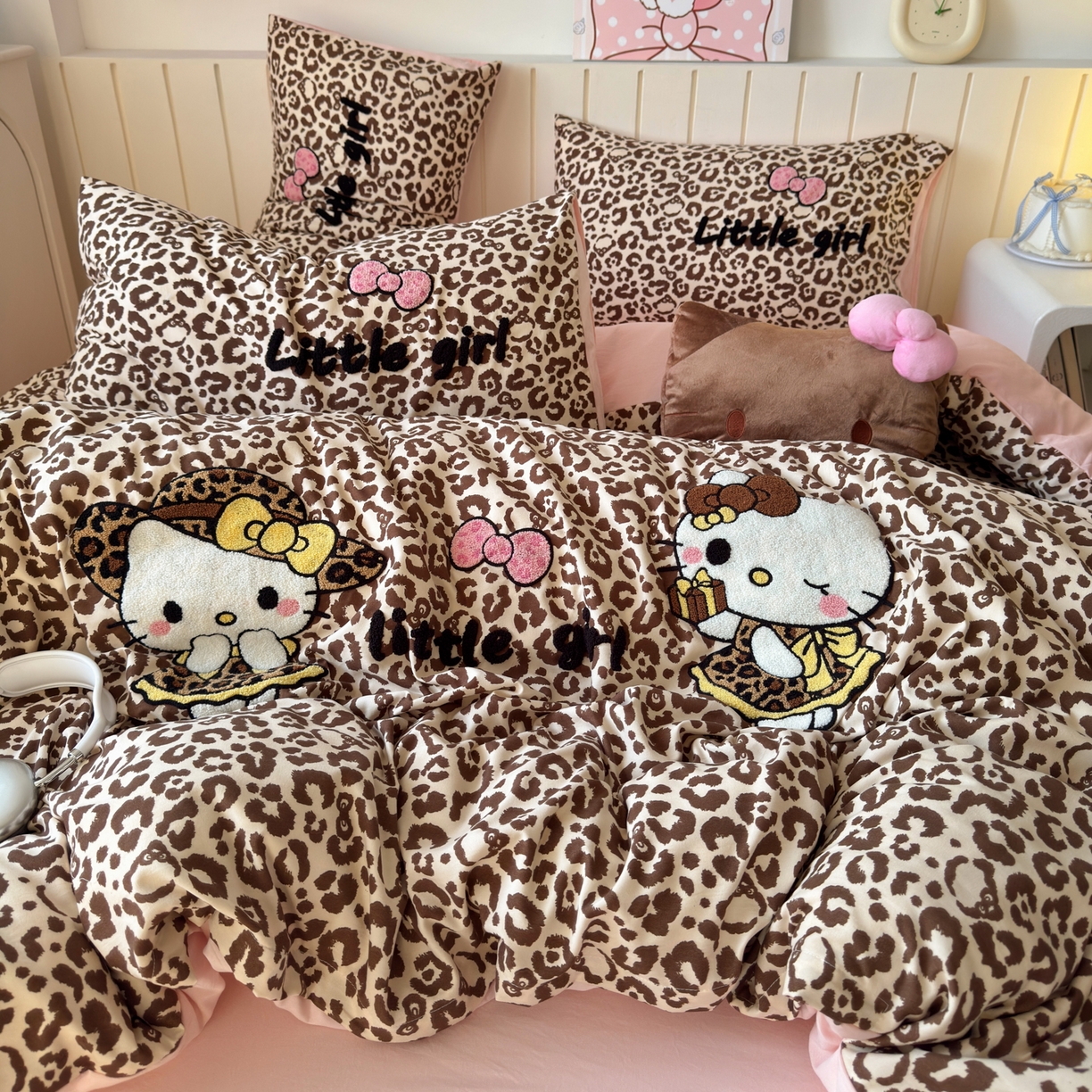 91家纺网 家纺一手货源 找家纺 欣宜家纺 2026新款云朵棉毛巾绣床上四件套卡通被套床单学生宿舍三件套 豹纹猫-咖