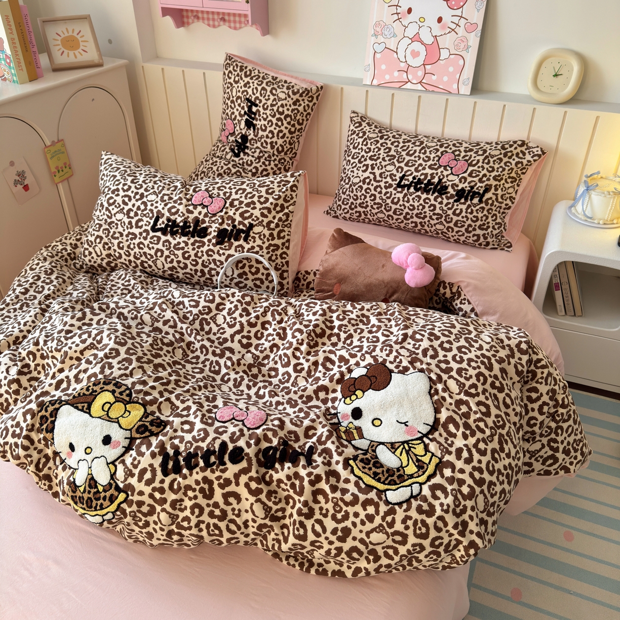 91家纺网 家纺一手货源 找家纺 欣宜家纺 2026新款云朵棉毛巾绣床上四件套卡通被套床单学生宿舍三件套 豹纹猫-咖