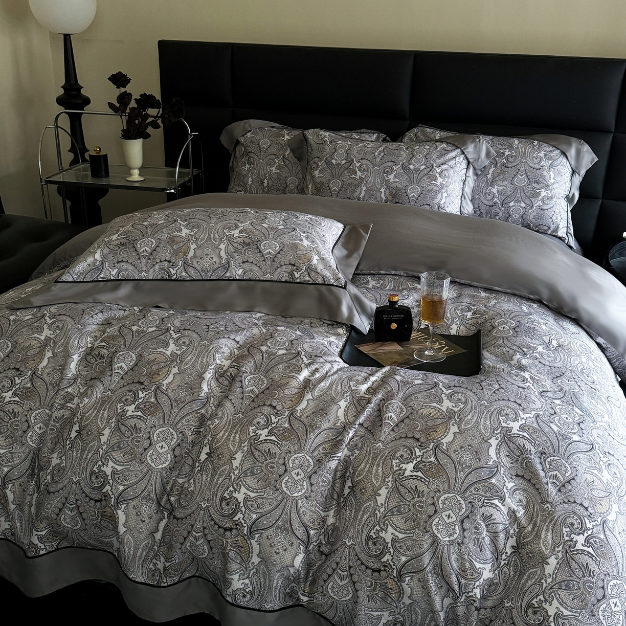 91家纺网 家纺一手货源 找家纺 娇逸家居 2026新款60s兰精天丝数码印花四件套 卡洛琳-灰