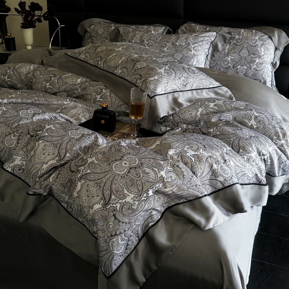 91家纺网 家纺一手货源 找家纺 娇逸家居 2026新款60s兰精天丝数码印花四件套 卡洛琳-灰