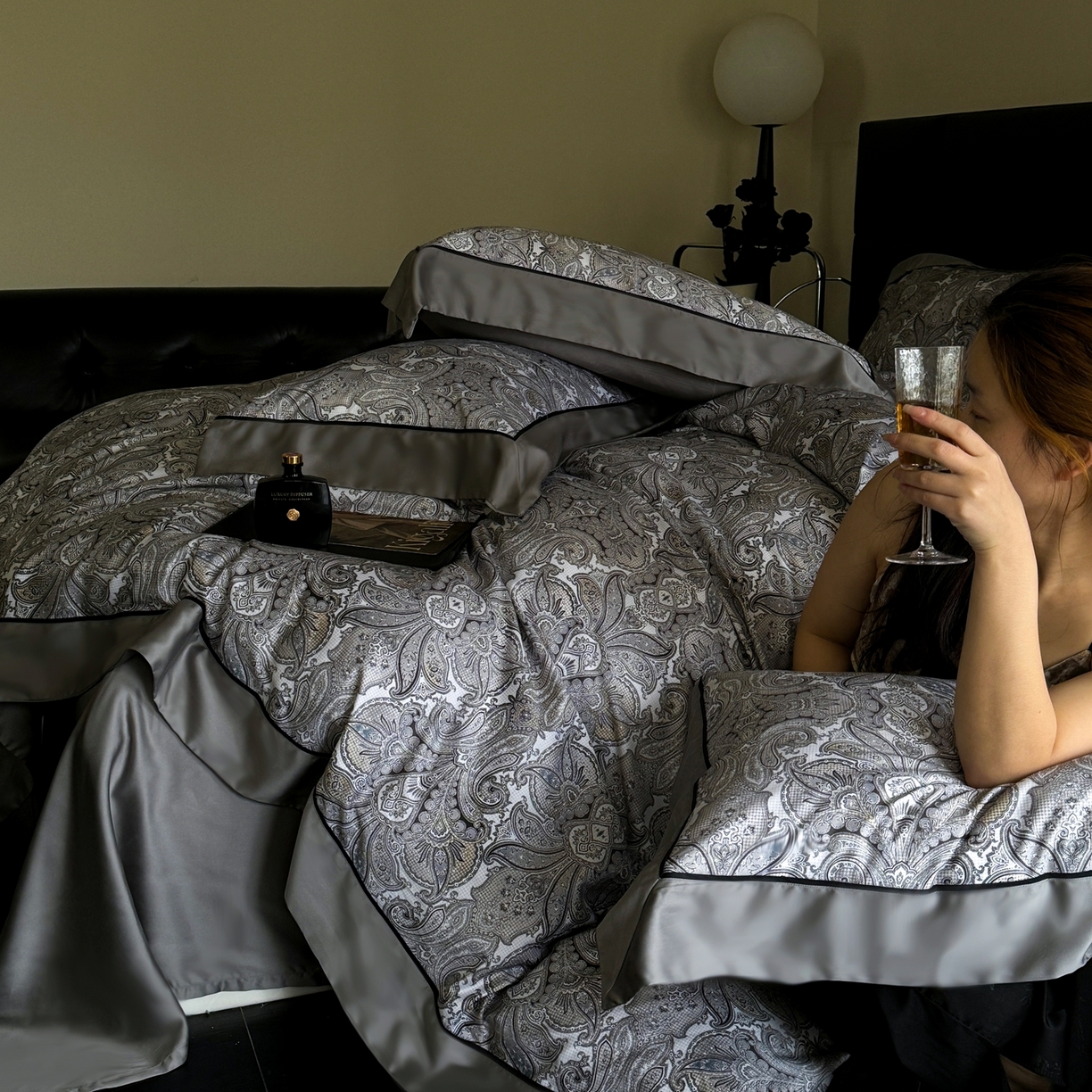 91家纺网 家纺一手货源 找家纺 娇逸家居 2026新款60s兰精天丝数码印花四件套 卡洛琳-灰