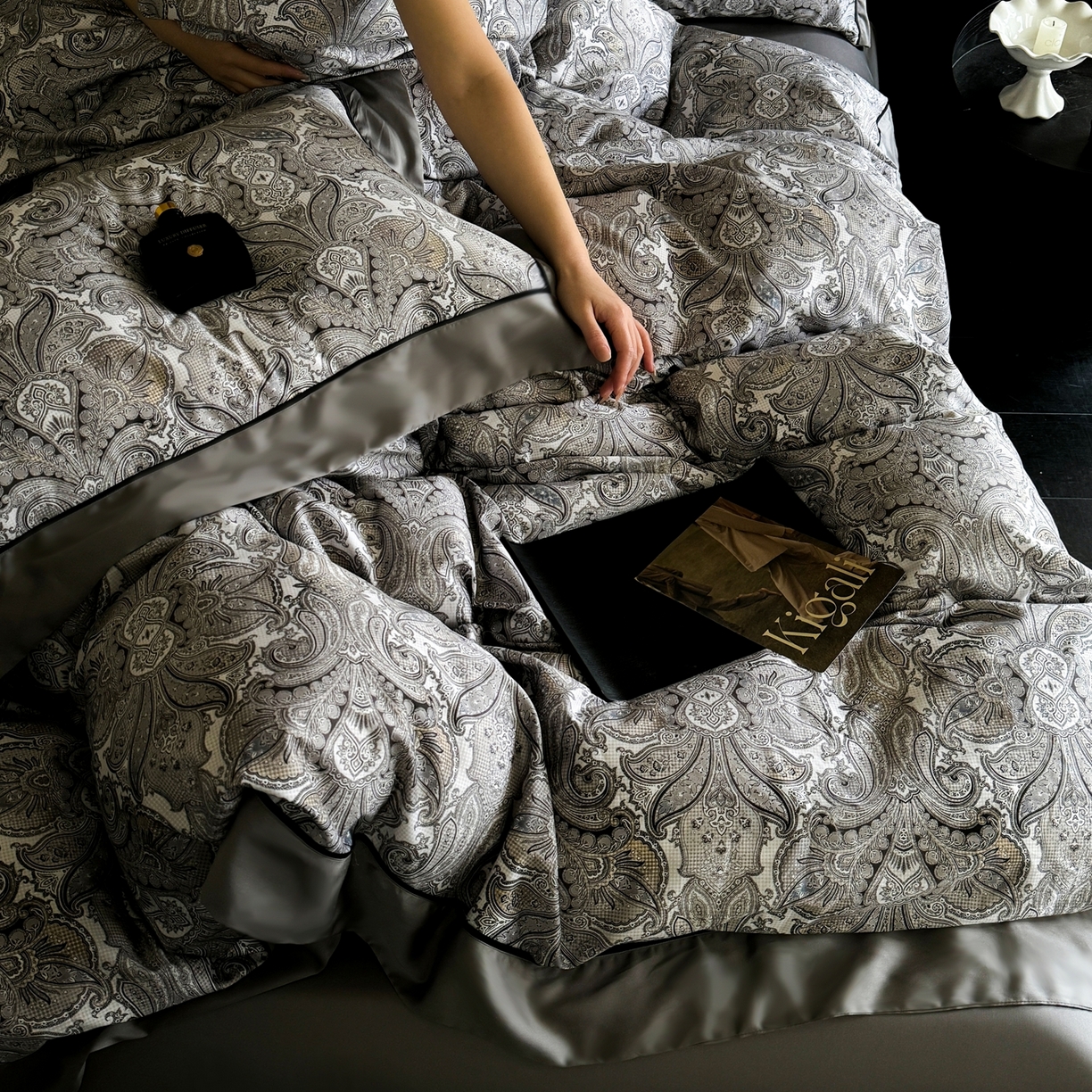 91家纺网 家纺一手货源 找家纺 娇逸家居 2026新款60s兰精天丝数码印花四件套 卡洛琳-灰