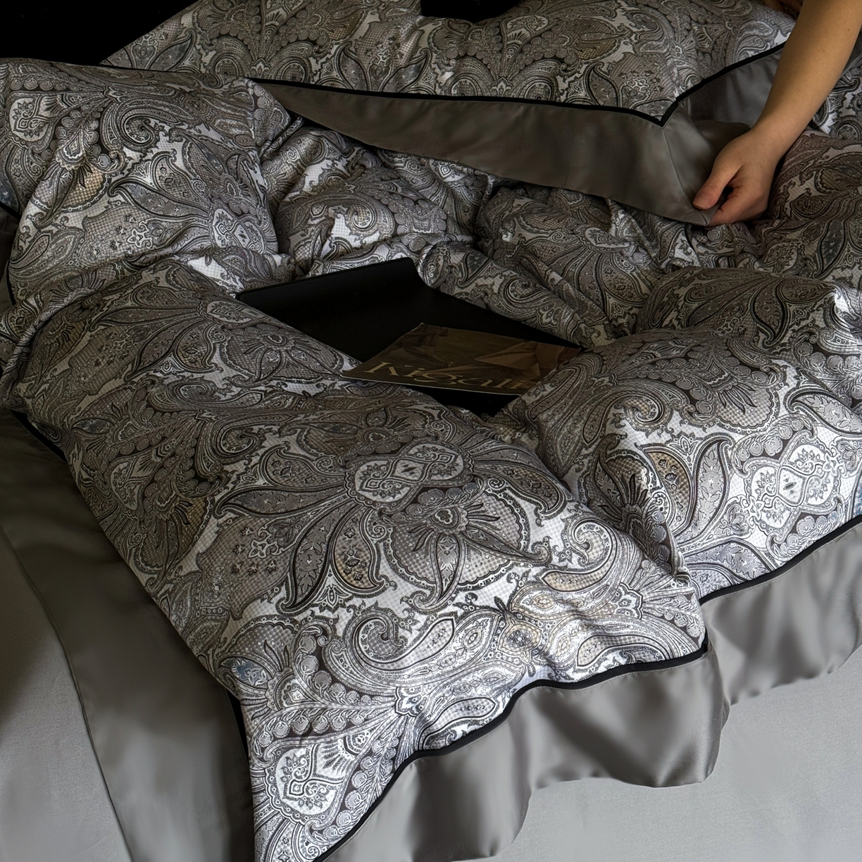 91家纺网 家纺一手货源 找家纺 娇逸家居 2026新款60s兰精天丝数码印花四件套 卡洛琳-灰