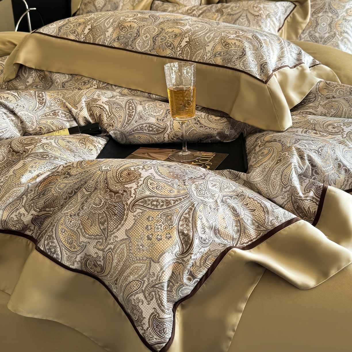 91家纺网 家纺一手货源 找家纺 娇逸家居 2026新款60s兰精天丝数码印花四件套 卡洛琳-咖