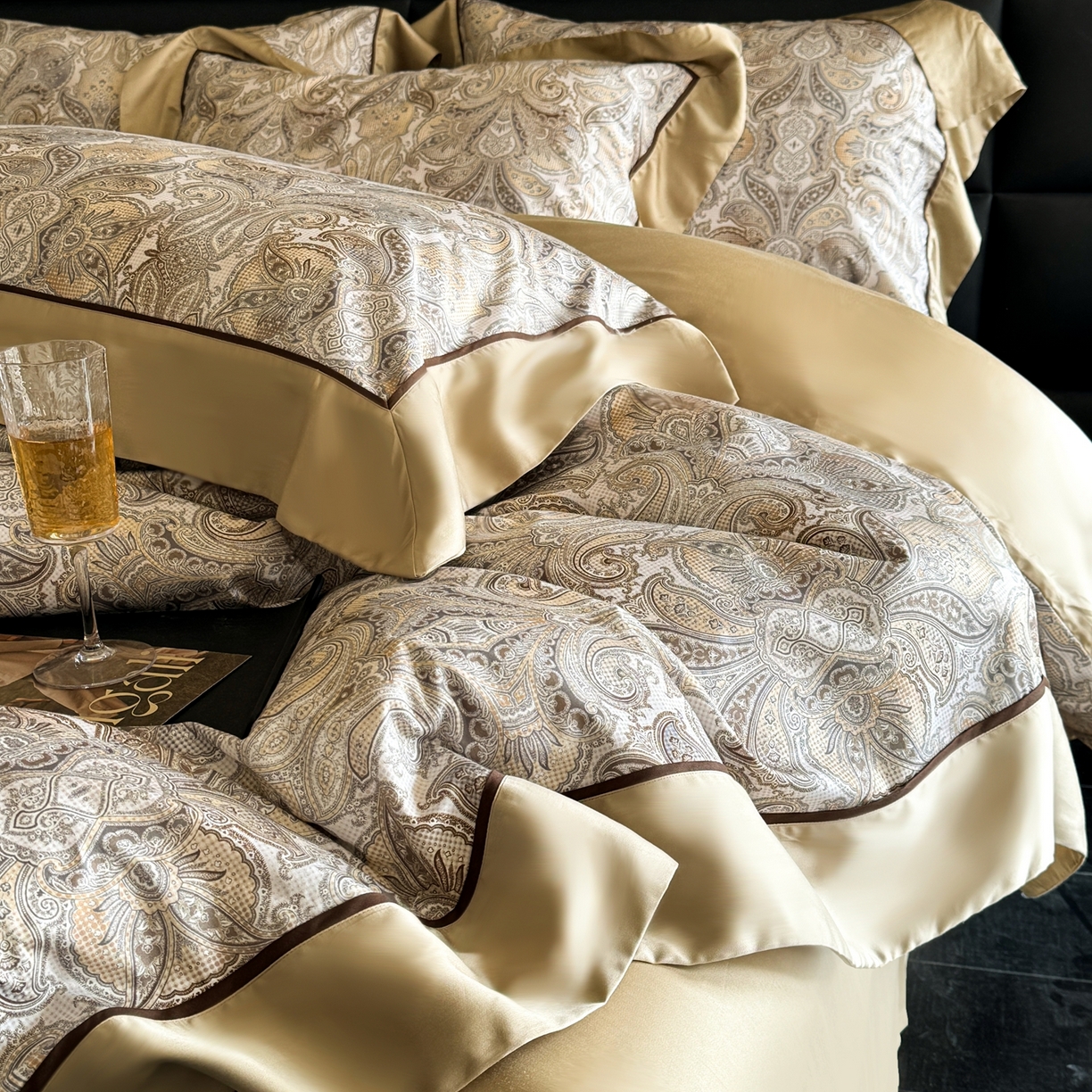 91家纺网 家纺一手货源 找家纺 娇逸家居 2026新款60s兰精天丝数码印花四件套 卡洛琳-咖