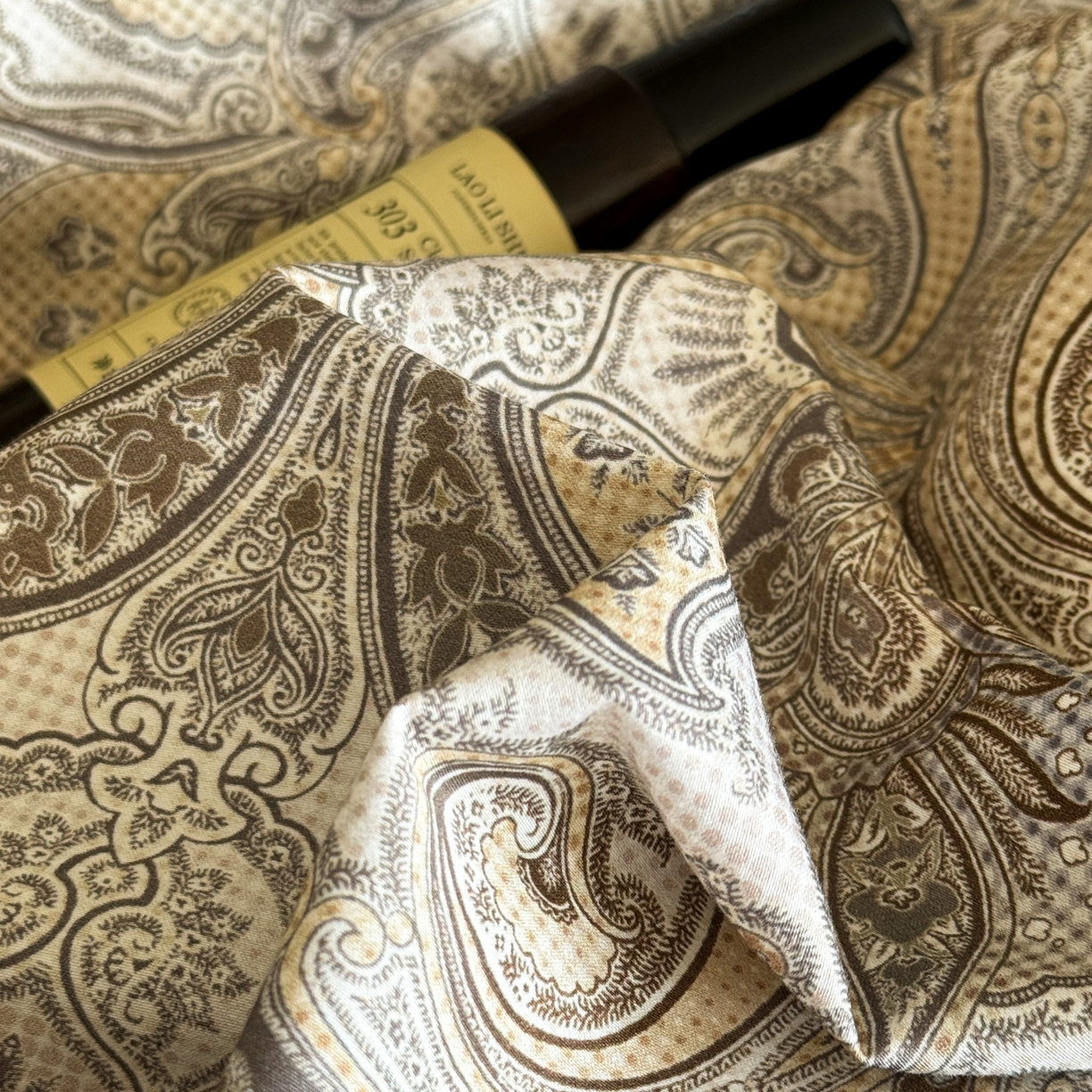 91家纺网 家纺一手货源 找家纺 娇逸家居 2026新款60s兰精天丝数码印花四件套 卡洛琳-咖