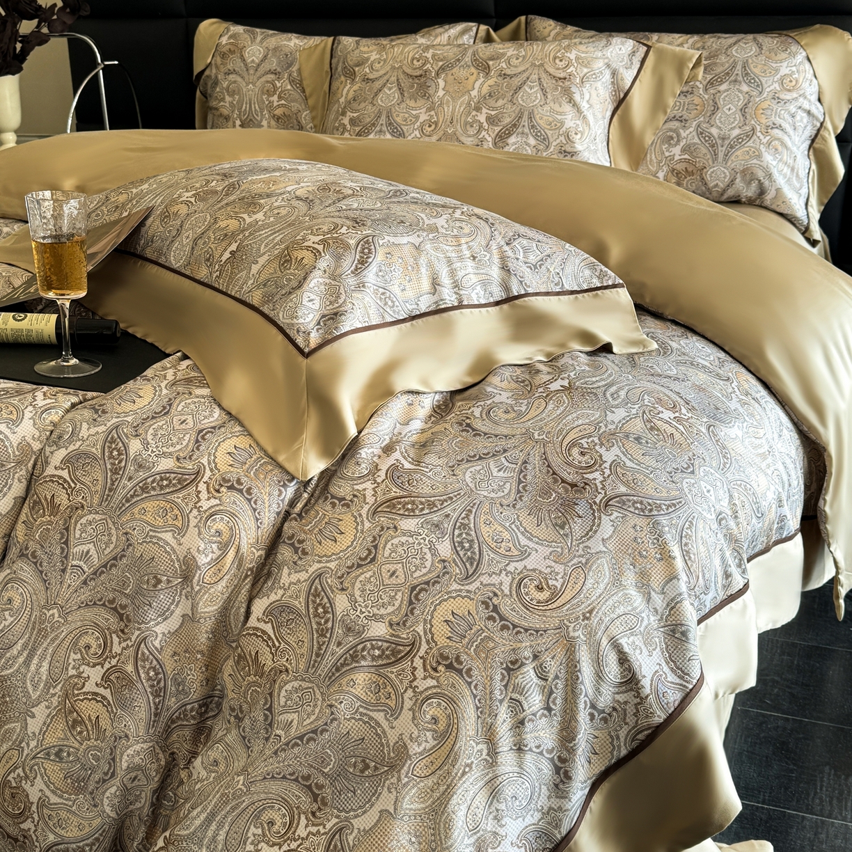 91家纺网 家纺一手货源 找家纺 娇逸家居 2026新款60s兰精天丝数码印花四件套 卡洛琳-咖