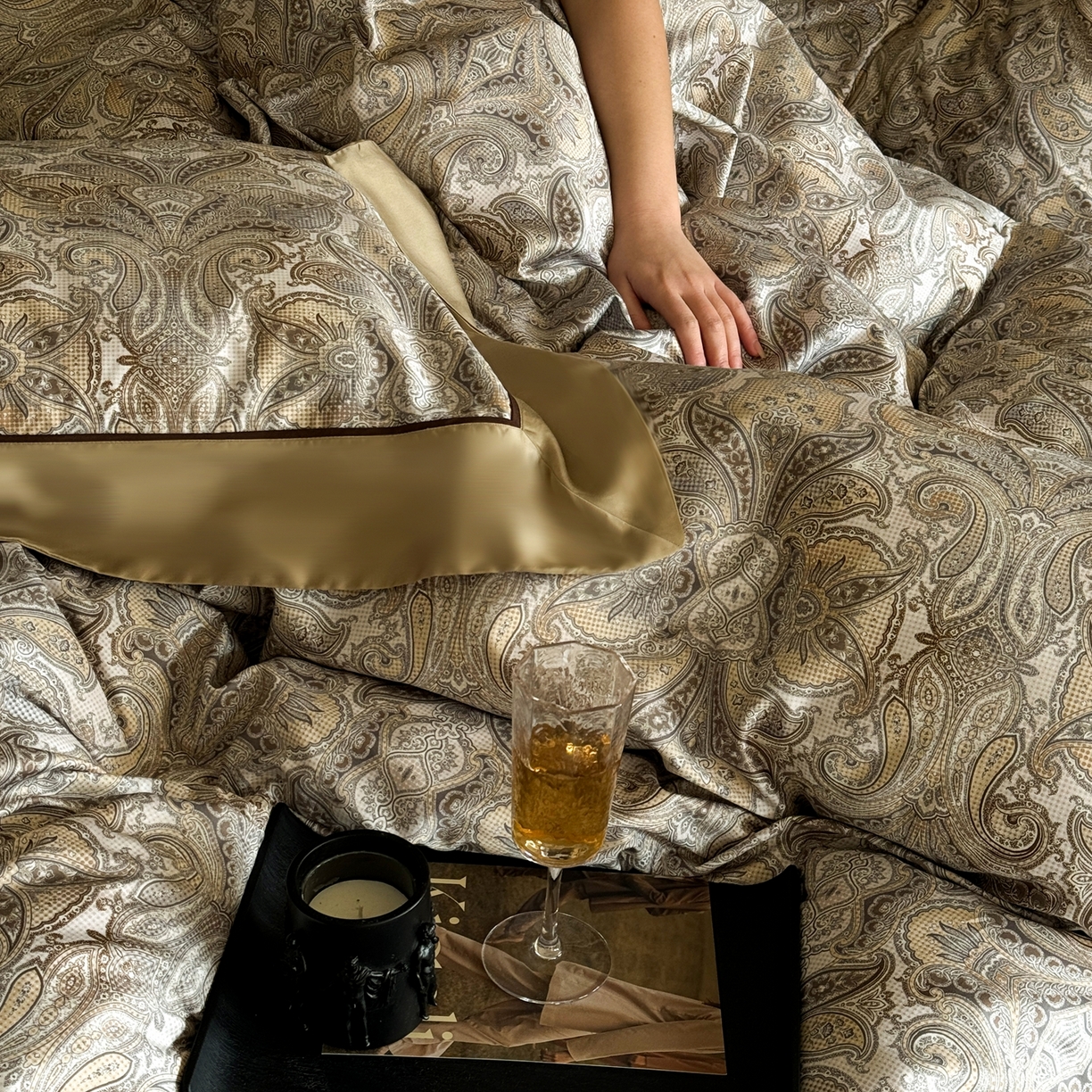 91家纺网 家纺一手货源 找家纺 娇逸家居 2026新款60s兰精天丝数码印花四件套 卡洛琳-咖