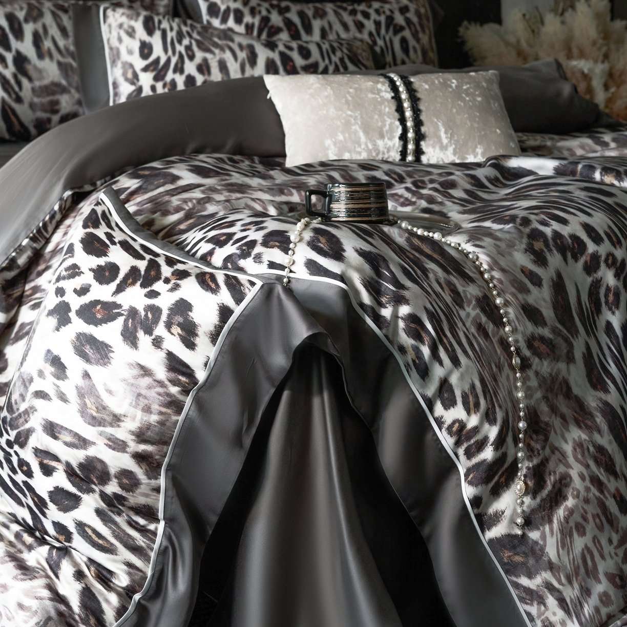 91家纺网 家纺一手货源 找家纺 娇逸家居 2026新款60s兰精天丝数码印花四件套 伶野