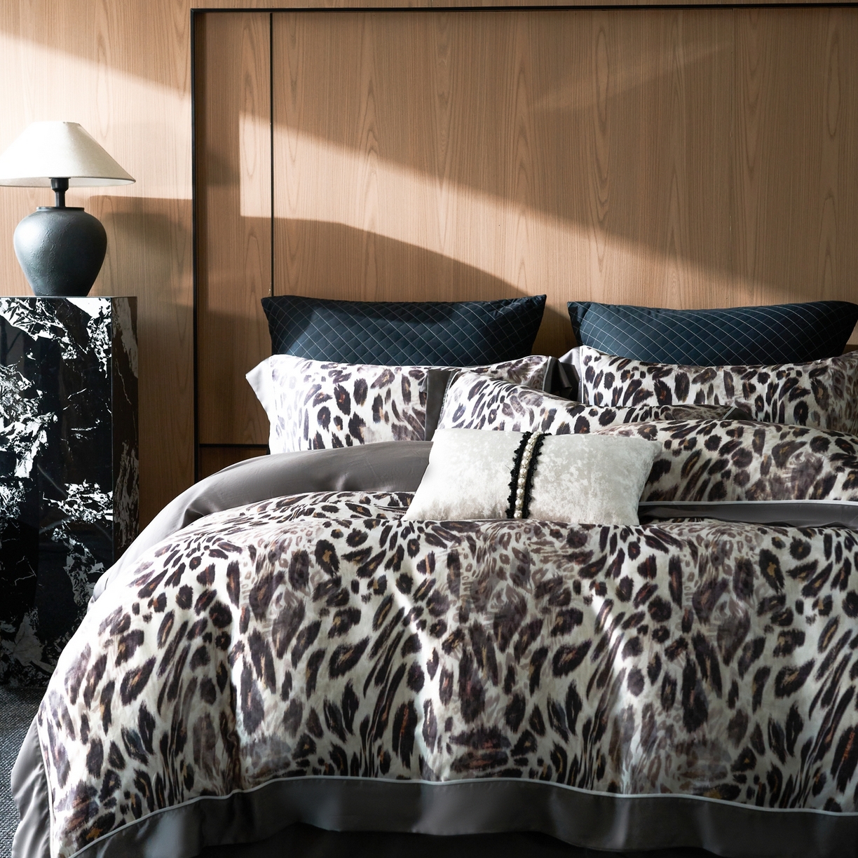 91家纺网 家纺一手货源 找家纺 娇逸家居 2026新款60s兰精天丝数码印花四件套 伶野