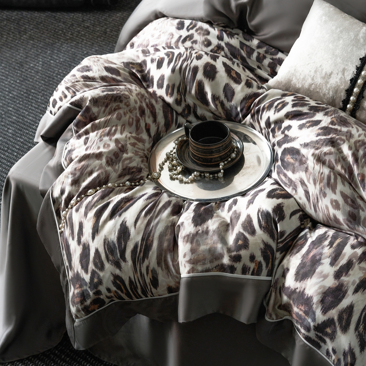 91家纺网 家纺一手货源 找家纺 娇逸家居 2026新款60s兰精天丝数码印花四件套 伶野