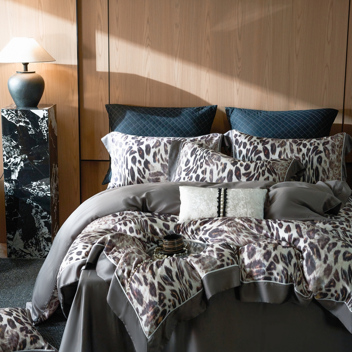 91家纺网 家纺一手货源 找家纺 娇逸家居 2026新款60s兰精天丝数码印花四件套 伶野