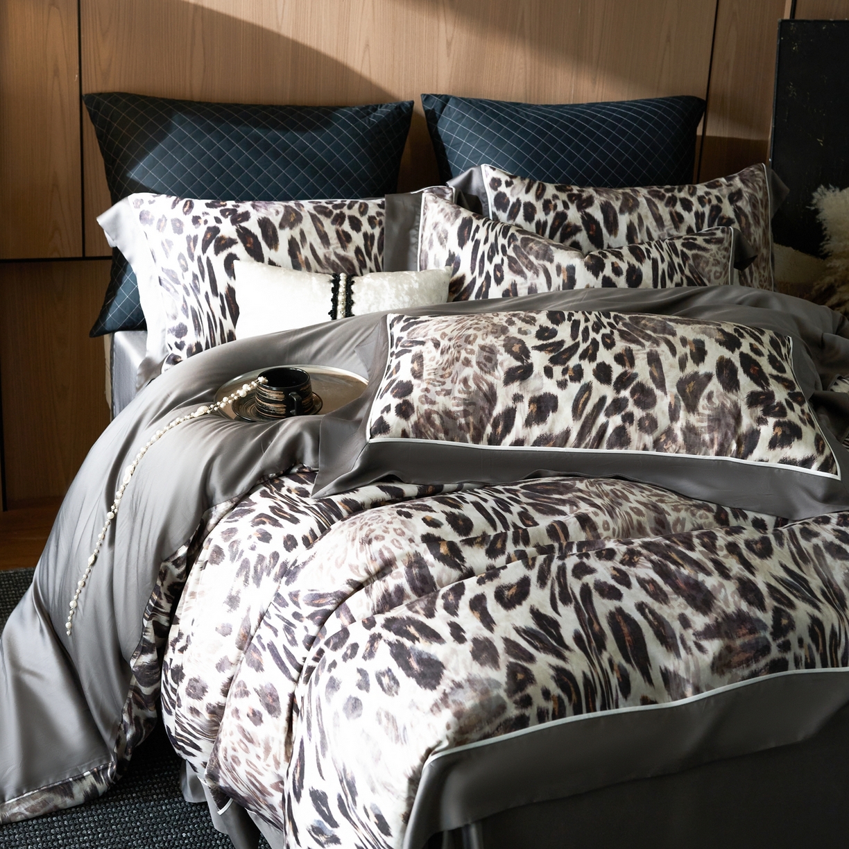 91家纺网 家纺一手货源 找家纺 娇逸家居 2026新款60s兰精天丝数码印花四件套 伶野