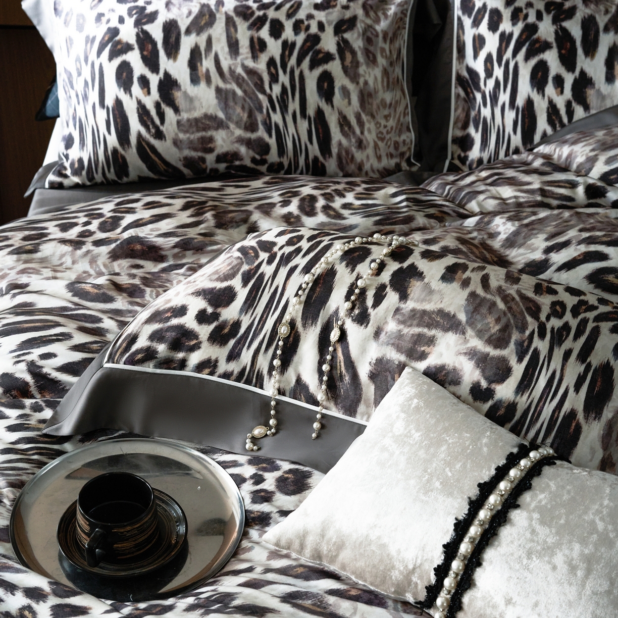 91家纺网 家纺一手货源 找家纺 娇逸家居 2026新款60s兰精天丝数码印花四件套 伶野