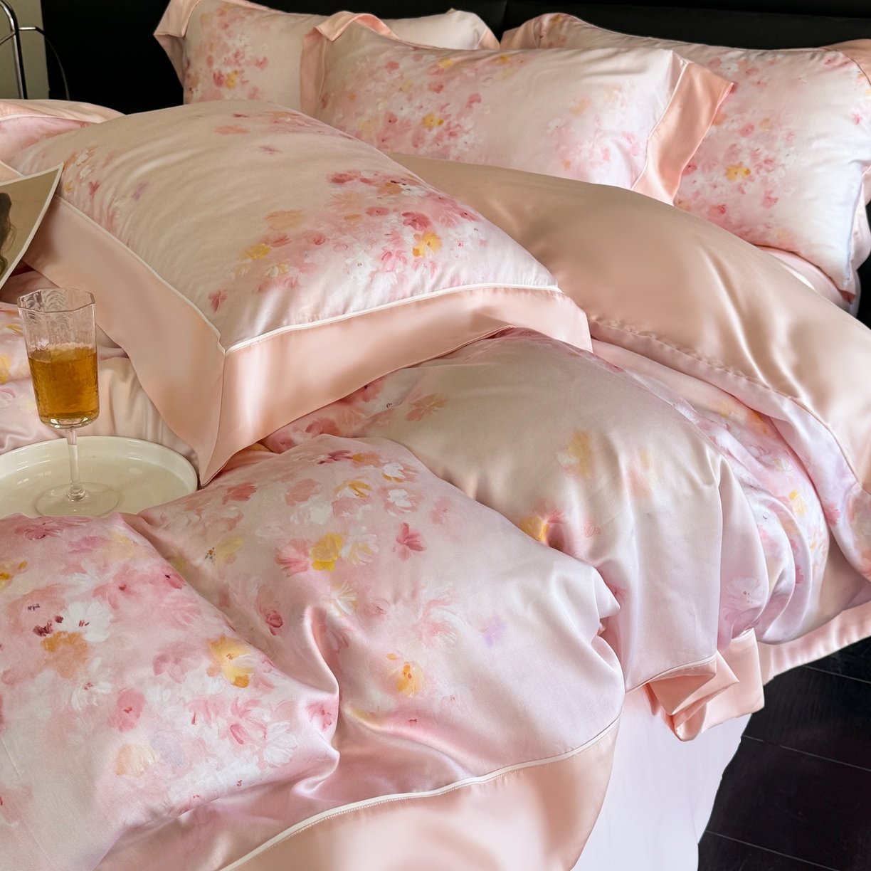 91家纺网 家纺一手货源 找家纺 娇逸家居 2026新款60s兰精天丝数码印花四件套 秋灵-粉