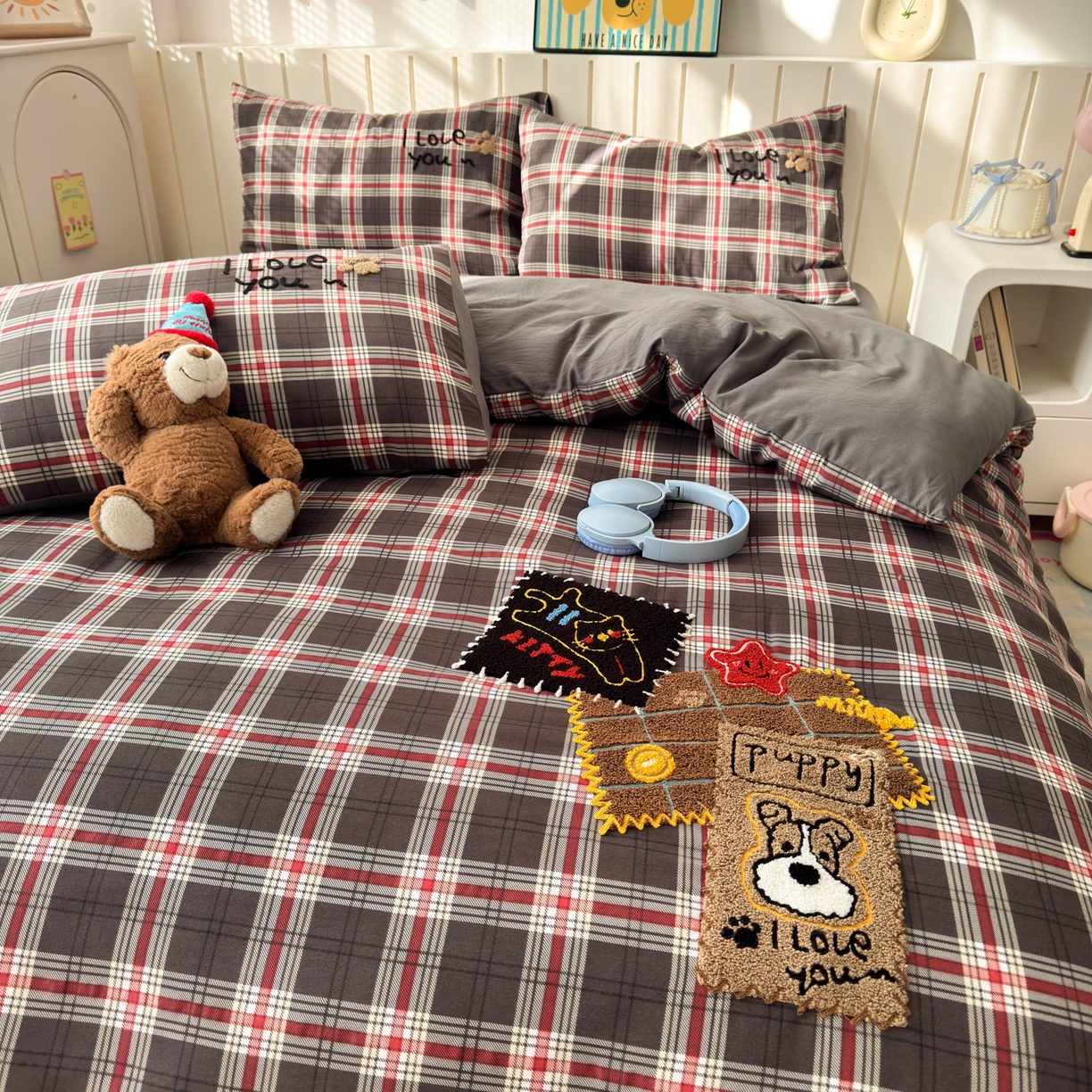 91家纺网 家纺一手货源 找家纺 欣宜家纺 2026新款云朵棉毛巾绣床上四件套卡通被套床单学生宿舍三件套 格子狗