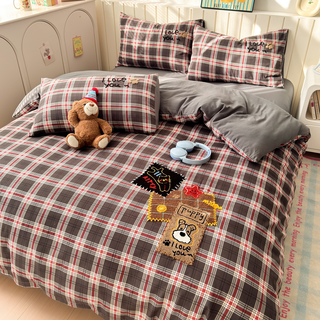 91家纺网 家纺一手货源 找家纺 欣宜家纺 2026新款云朵棉毛巾绣床上四件套卡通被套床单学生宿舍三件套 格子狗