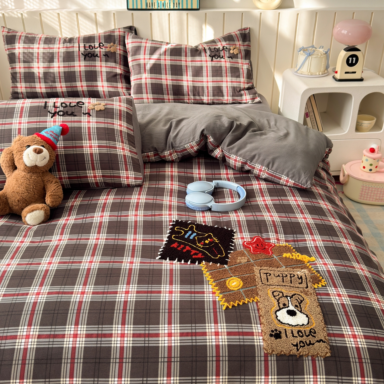 91家纺网 家纺一手货源 找家纺 欣宜家纺 2026新款云朵棉毛巾绣床上四件套卡通被套床单学生宿舍三件套 格子狗