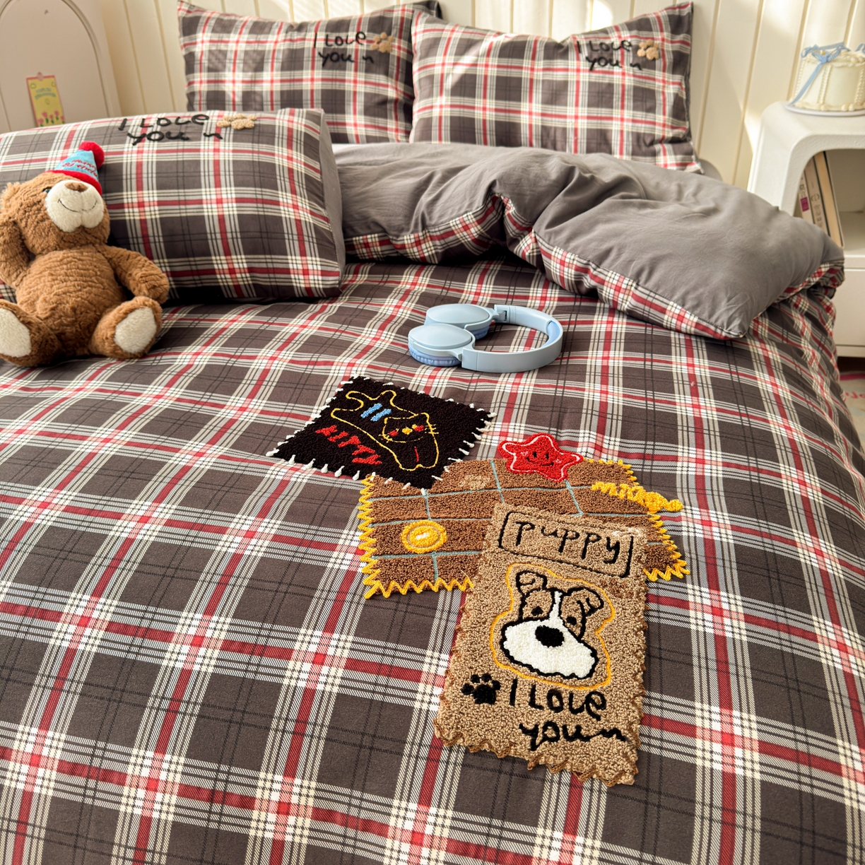 91家纺网 家纺一手货源 找家纺 欣宜家纺 2026新款云朵棉毛巾绣床上四件套卡通被套床单学生宿舍三件套 格子狗