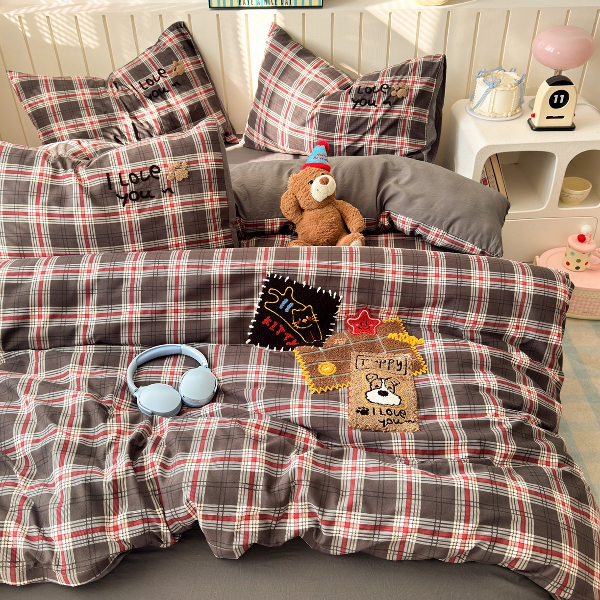 91家纺网 家纺一手货源 找家纺 欣宜家纺 2026新款云朵棉毛巾绣床上四件套卡通被套床单学生宿舍三件套 格子狗