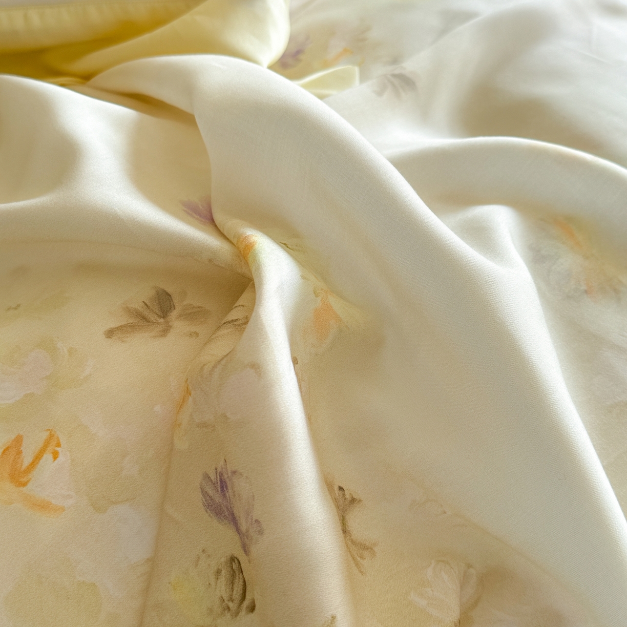 91家纺网 家纺一手货源 找家纺 娇逸家居 2026新款60s兰精天丝数码印花四件套 秋灵-黄