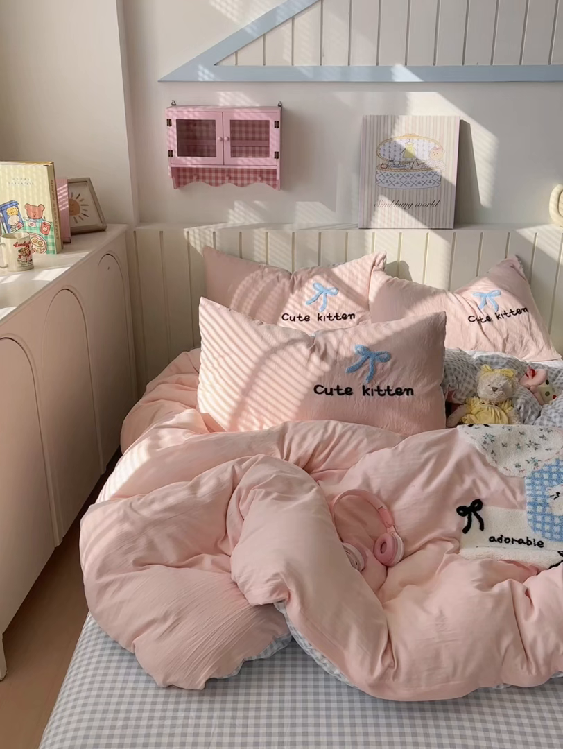 91家纺网 家纺一手货源 找家纺 欣宜家纺 2026新款云朵棉毛巾绣床上四件套卡通被套床单学生宿舍三件套 蝴蝶结小猫