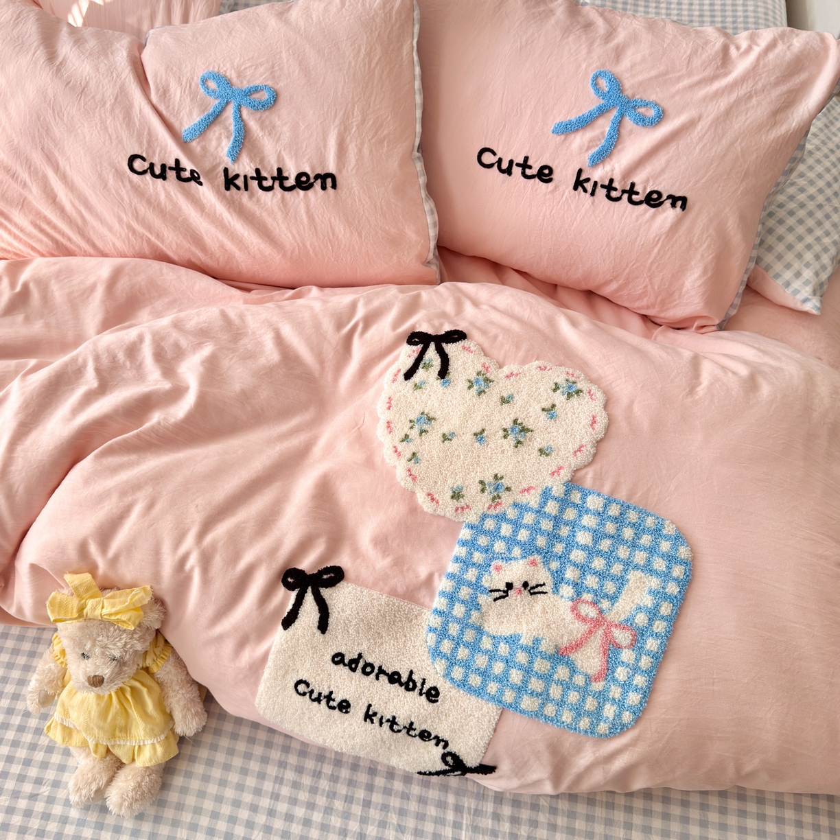 91家纺网 家纺一手货源 找家纺 欣宜家纺 2026新款云朵棉毛巾绣床上四件套卡通被套床单学生宿舍三件套 蝴蝶结小猫