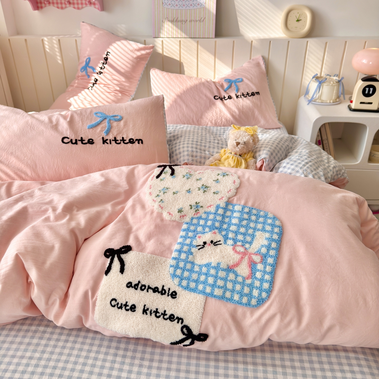 91家纺网 家纺一手货源 找家纺 欣宜家纺 2026新款云朵棉毛巾绣床上四件套卡通被套床单学生宿舍三件套 蝴蝶结小猫