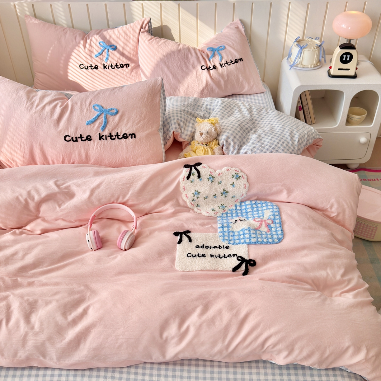 91家纺网 家纺一手货源 找家纺 欣宜家纺 2026新款云朵棉毛巾绣床上四件套卡通被套床单学生宿舍三件套 蝴蝶结小猫