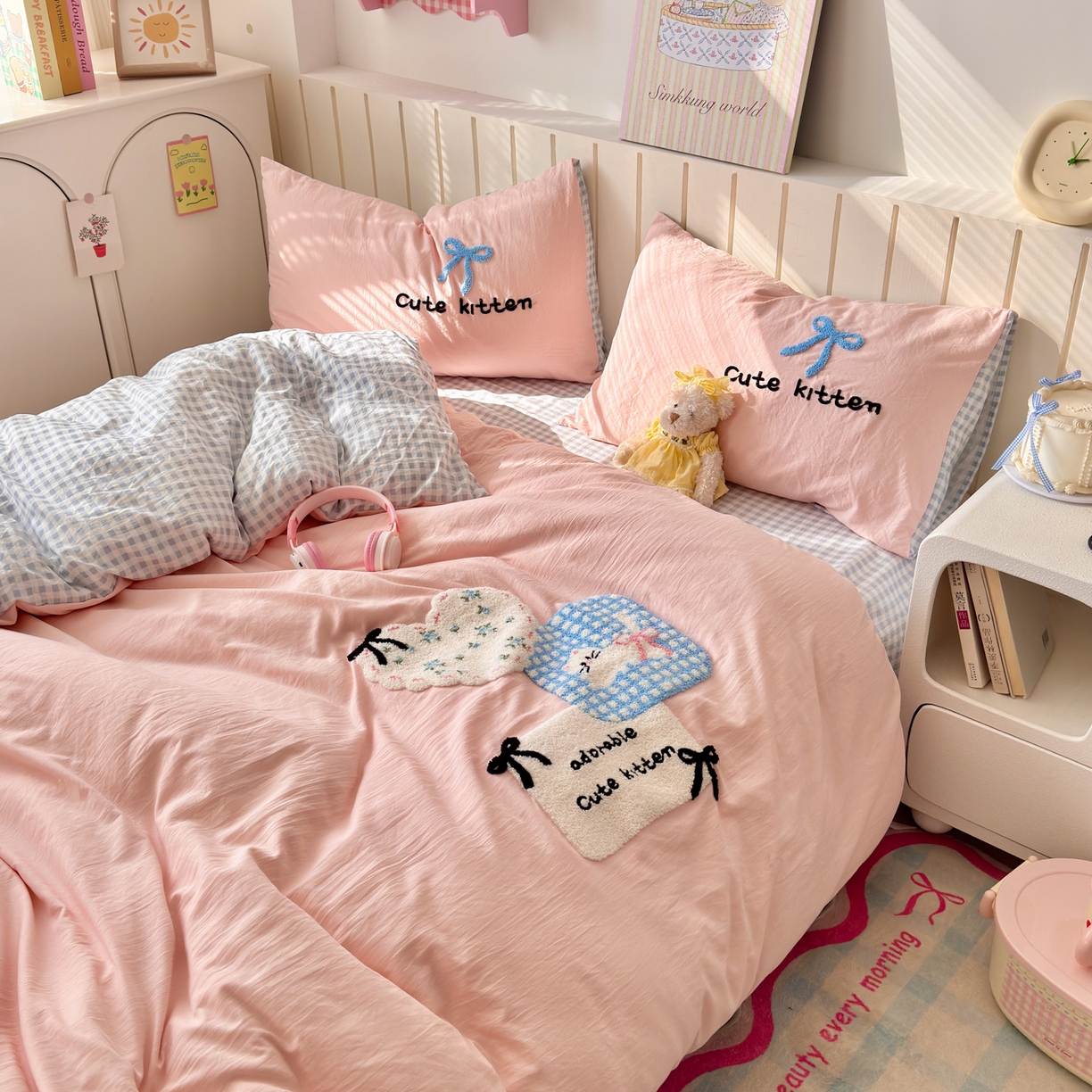 91家纺网 家纺一手货源 找家纺 欣宜家纺 2026新款云朵棉毛巾绣床上四件套卡通被套床单学生宿舍三件套 蝴蝶结小猫