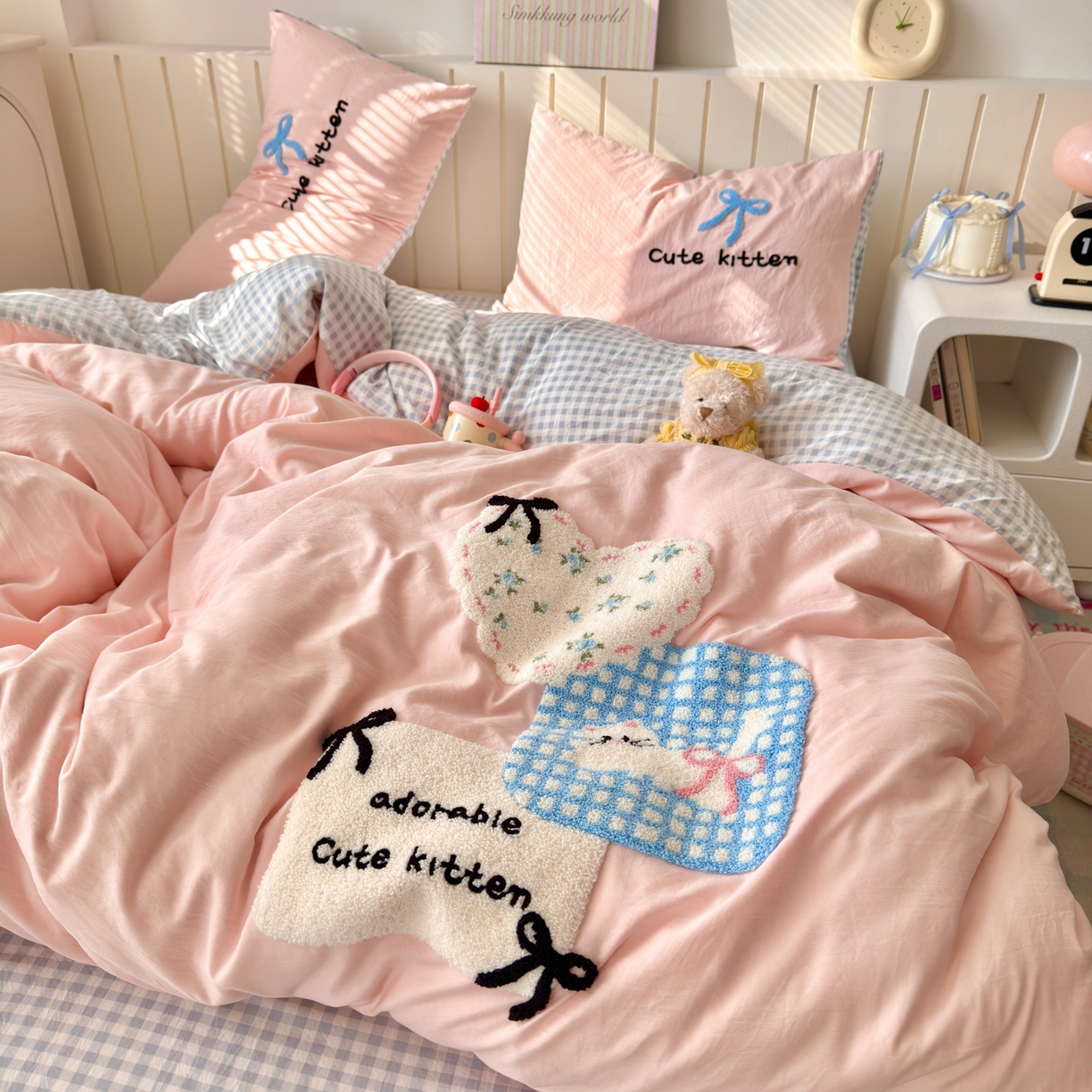 91家纺网 家纺一手货源 找家纺 欣宜家纺 2026新款云朵棉毛巾绣床上四件套卡通被套床单学生宿舍三件套 蝴蝶结小猫