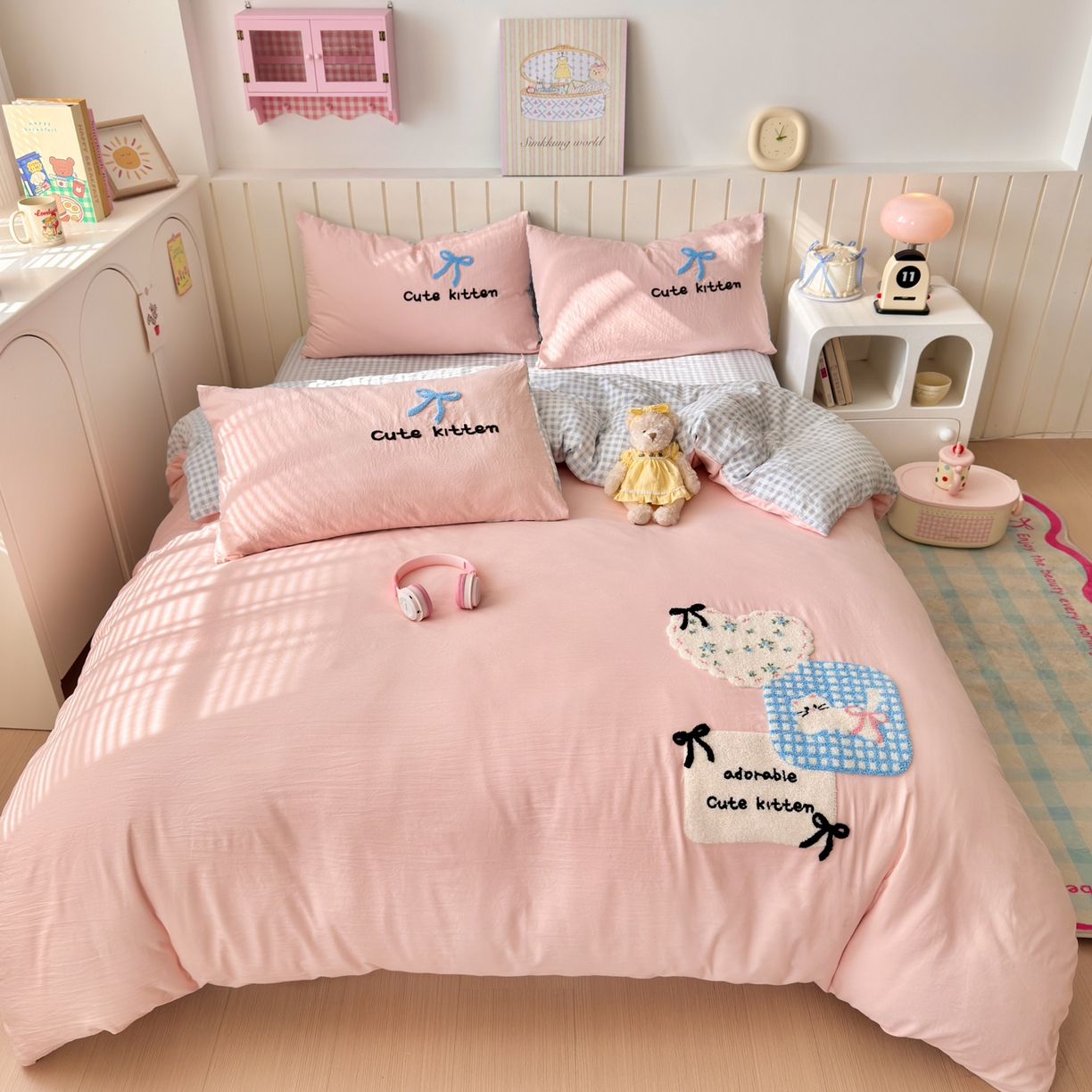 欣宜家纺 2026新款云朵棉毛巾绣床上四件套卡通被套床单学生宿舍三件套 蝴蝶结小猫