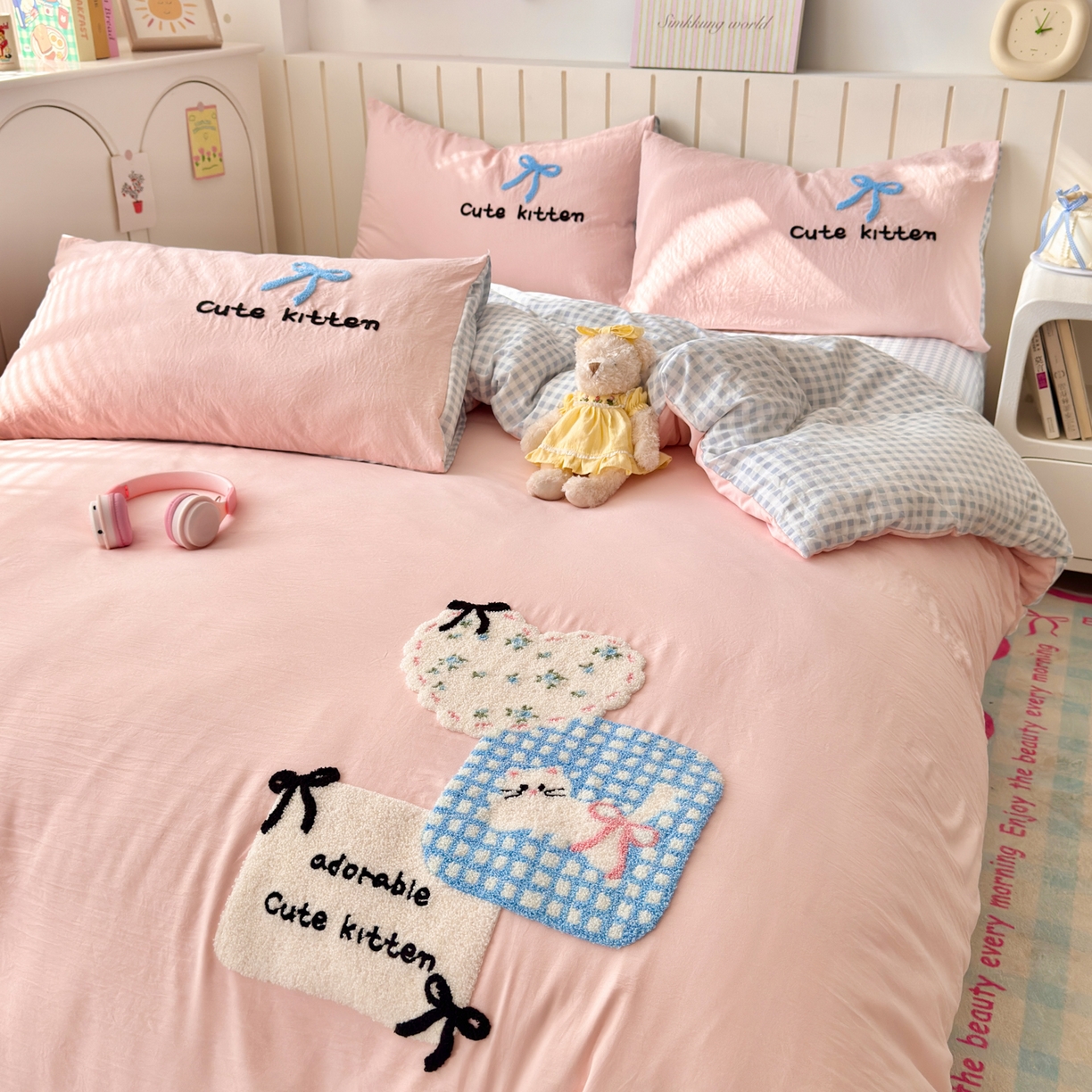 91家纺网 家纺一手货源 找家纺 欣宜家纺 2026新款云朵棉毛巾绣床上四件套卡通被套床单学生宿舍三件套 蝴蝶结小猫