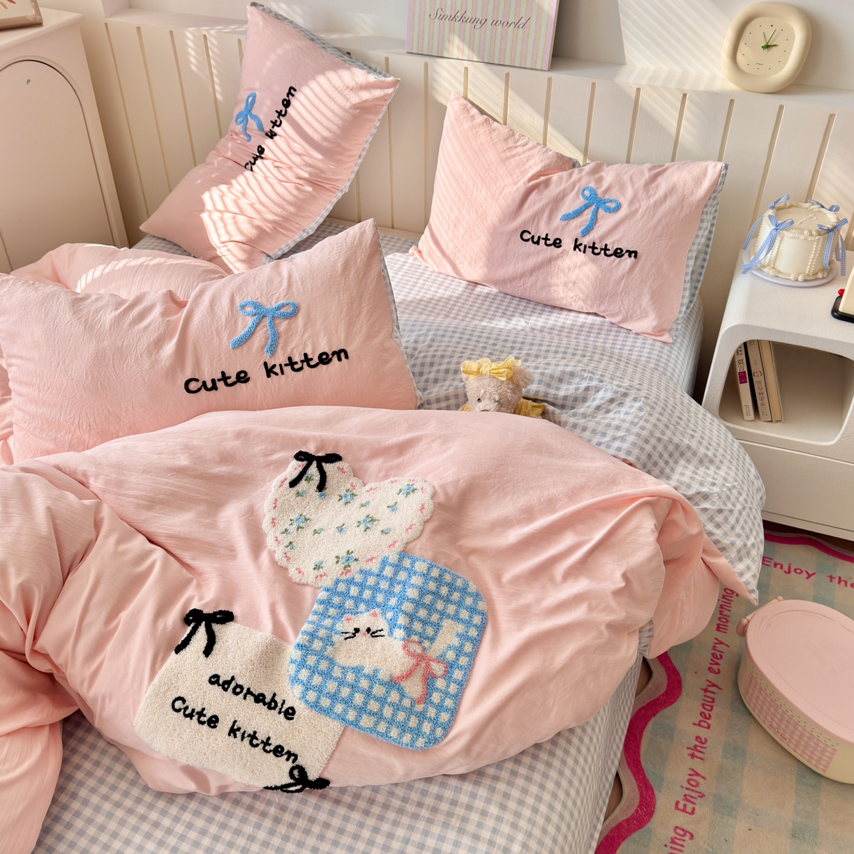 91家纺网 家纺一手货源 找家纺 欣宜家纺 2026新款云朵棉毛巾绣床上四件套卡通被套床单学生宿舍三件套 蝴蝶结小猫