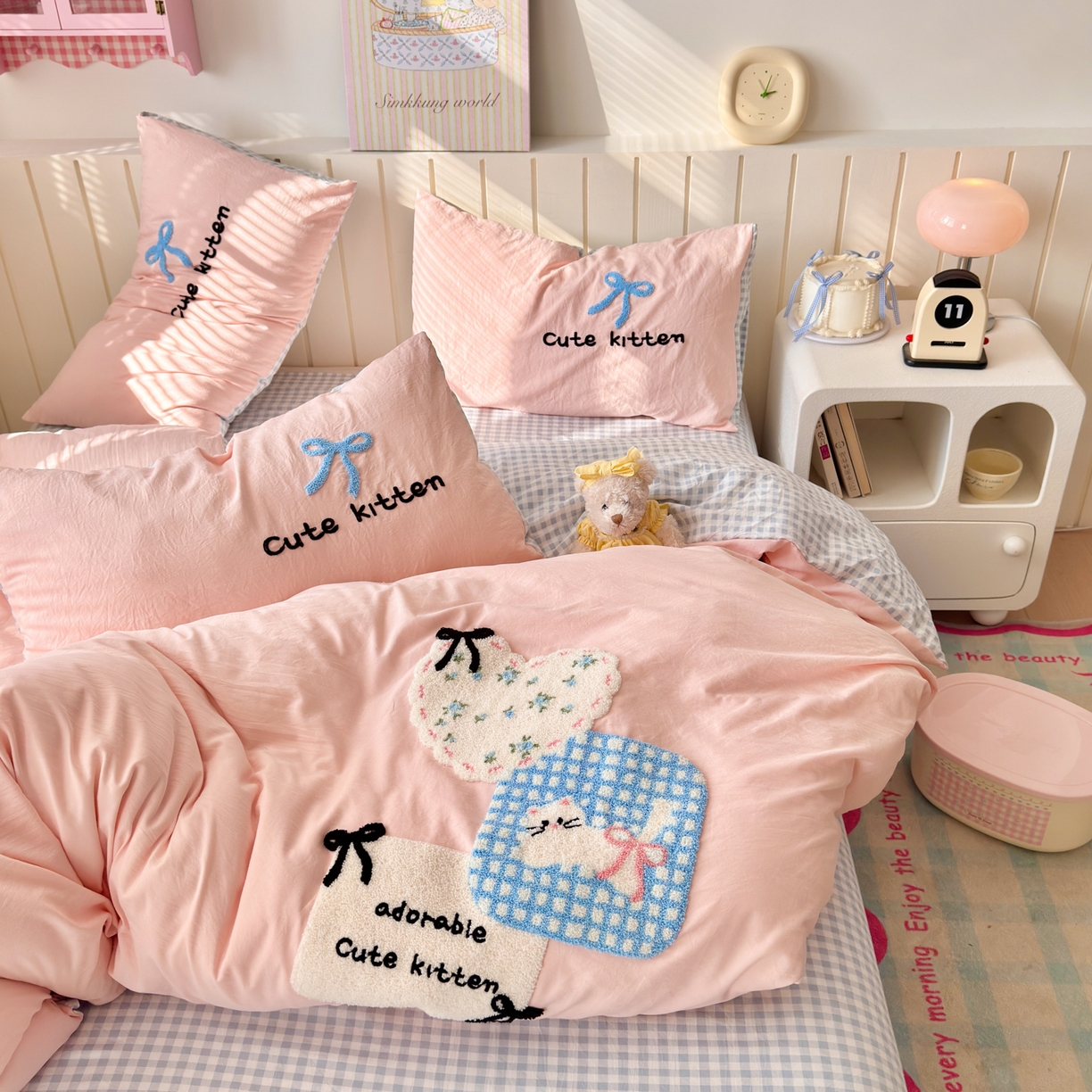 91家纺网 家纺一手货源 找家纺 欣宜家纺 2026新款云朵棉毛巾绣床上四件套卡通被套床单学生宿舍三件套 蝴蝶结小猫