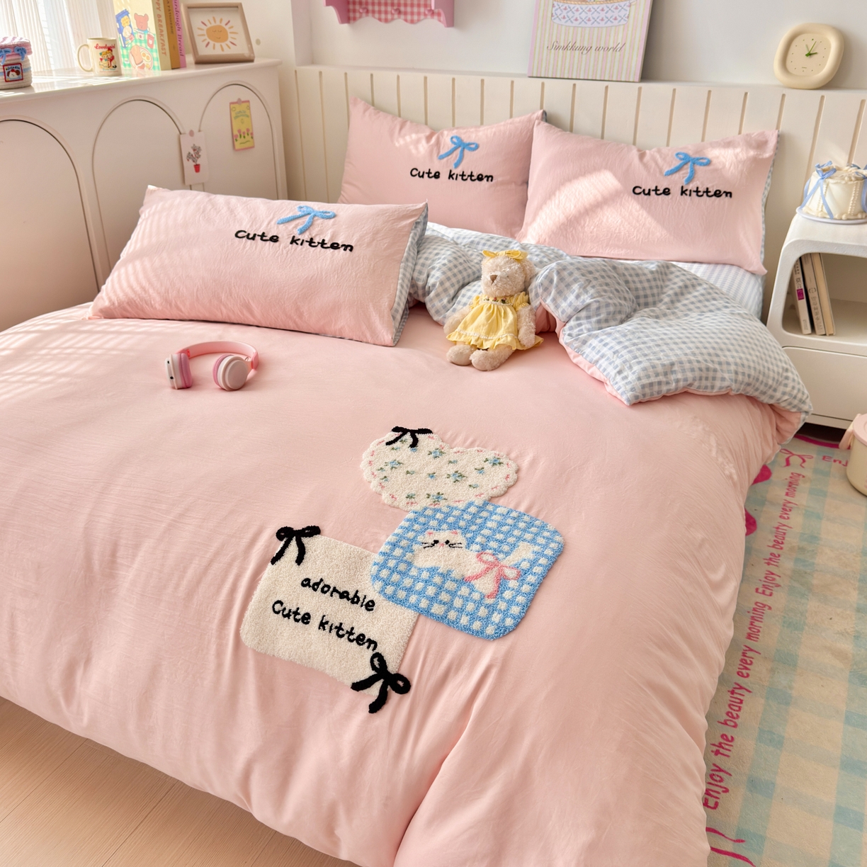 91家纺网 家纺一手货源 找家纺 欣宜家纺 2026新款云朵棉毛巾绣床上四件套卡通被套床单学生宿舍三件套 蝴蝶结小猫