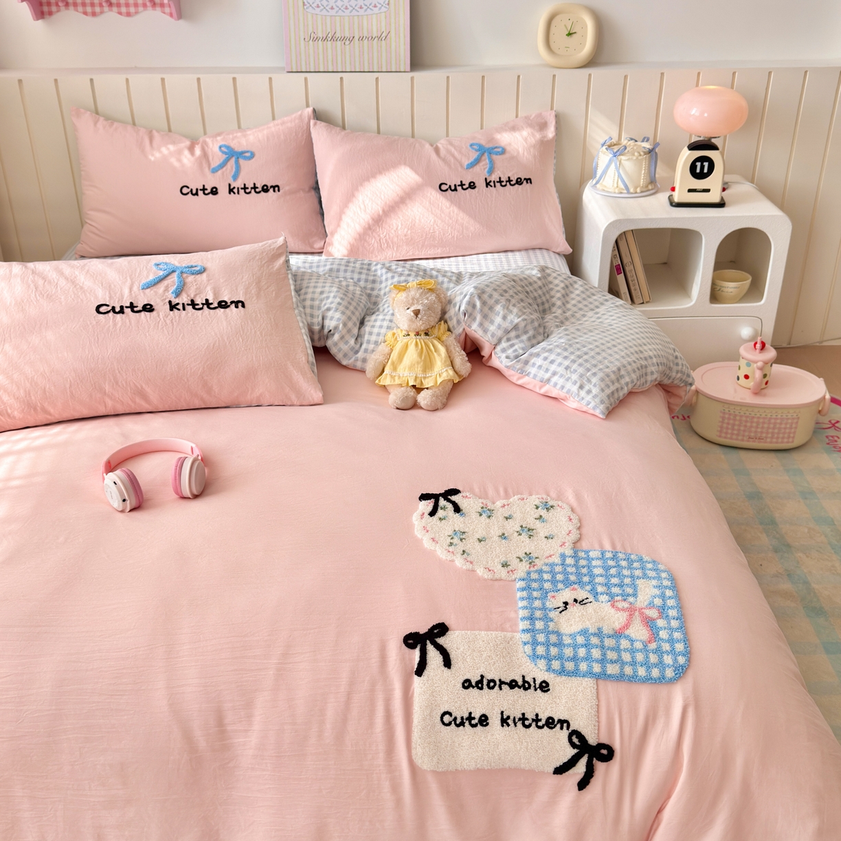 91家纺网 家纺一手货源 找家纺 欣宜家纺 2026新款云朵棉毛巾绣床上四件套卡通被套床单学生宿舍三件套 蝴蝶结小猫